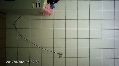 亲戚家的女儿因为要参加考试借宿我家,趁机偷拍她洗澡,竟然拿垫脚石补习班的袋子装内衣 (1)